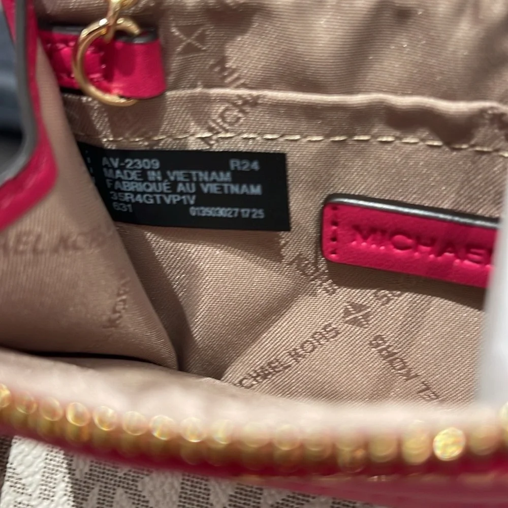 MICHAEL KORS
Jet Set Travel Small Top Zip Coin Pouch With ID 
Electric Pink 
NWT - Picture 14 of 16